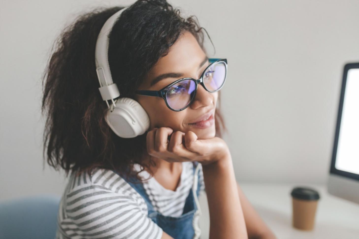 Entrepreneurs travaillant sur des analyses financières et stratégies commerciales dans un environnement collaboratif