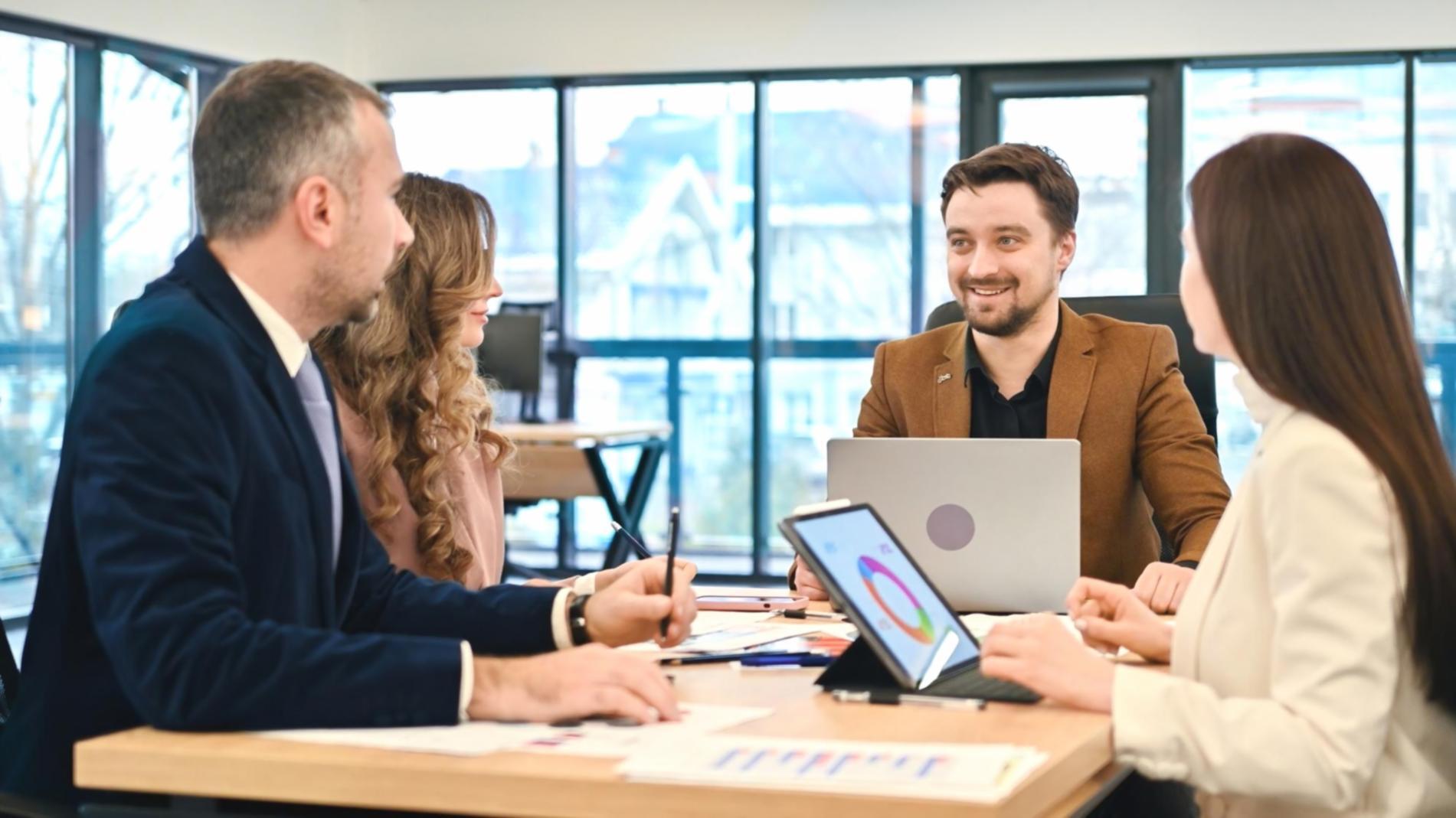 Espace de travail collaboratif avec bureaux lumineux et zones d'échanges informels