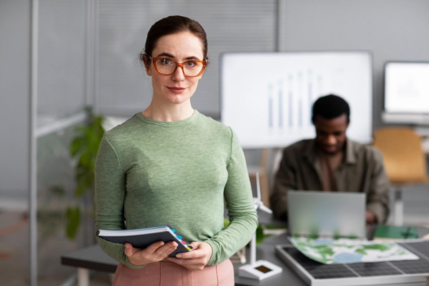 Espace de travail organisé avec documents et ordinateur pour la préparation d'un projet entrepreneurial